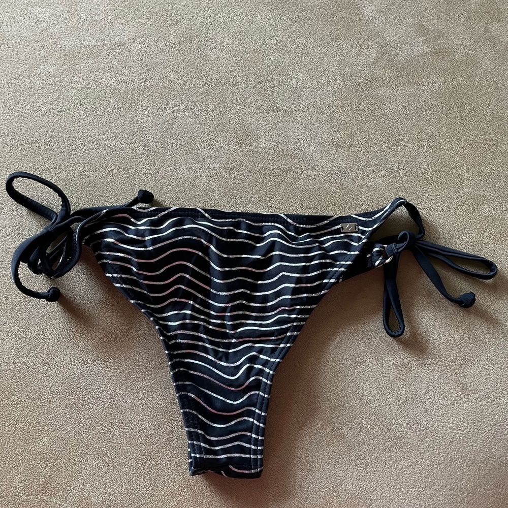 3 bikini bottoms (different brands) - Picture 6 of 8